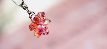 Crystal snow flower ～ 頬染める雪の花 ～ 見る角度や光の当たり方で変化するラメが美しい。 ラフォルム ガラスジュエリー ガラスアクセサリー