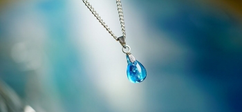 ラフォルム ガラスジュエリー ガラスアクセサリー Pure petit drop 爽やかなターコイズブルー系の色合いをマーブル模様にした、小ぶりで可愛らしいオリジナルドロップタイプペンダントが完成いたしました。優しいラメと煌きをお楽しみください。