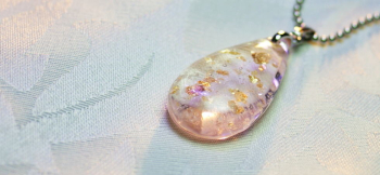 淡き恋ごころ 淡いピンク色に金箔が散りばめられた素敵な逸品!! ラフォルム ガラスジュエリー ガラスアクセサリー