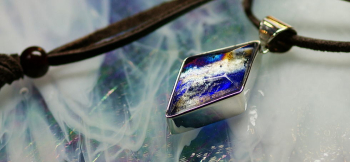 Spectrum galaxy 見る角度や光の当たり方でラメの表情も変わります。 ラフォルム ガラスジュエリー ガラスアクセサリー