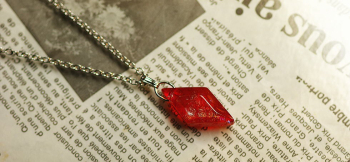 Petit Diamond ～ 笑顔の思い出 ～ サイドを深くカットしたシャープなデザインです。 ラフォルム ガラスジュエリー ガラスアクセサリー