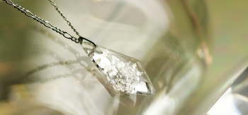 ラフォルム ガラスジュエリー ガラスアクセサリー Rhombic Ice comet 全てを凍らせてしまう真冬の風景は、とても美しくもあり神秘的でもあります。流れる川の表面も凍り、光に反射してキラキラ輝きます。そんな氷の彗星があったら・・・そんなイ…