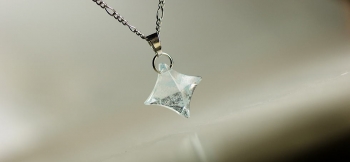 ラフォルム ガラスジュエリー ガラスアクセサリー Winter north cross star ～ 冬の北十字星 ～ 澄んだ夜空に光瞬く北十字星。冷たくも温かみもあるそんなイメージの光を表現しました。
ピラミッドのような立体のフォルムを、優しく…