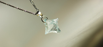 Winter north cross star ～ 冬の北十字星 ～ ラウンドしたカット面や、内部のレインボーラメや仕様に光が反射してとても美しいです。 ラフォルム ガラスジュエリー ガラスアクセサリー