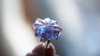 ラフォルム ガラスジュエリー ガラスアクセサリー Ancient mysterious flower 現代では失われてしまった、いにしえの変色ガラス "【Saphiret】サフィレット"。そのガラスの特性と色味に近い特殊な発色の、現代のガラス素材を…