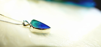想い奏でて ～ Blue gradation  ～ 制作が可能な範囲で厚みをできる限り抑えたフォルムに仕上げました。 ラフォルム ガラスジュエリー ガラスアクセサリー
