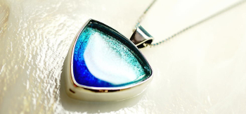 想い奏でて ～ Blue gradation  ～ ピックタイプのフォルムです。 ラフォルム ガラスジュエリー ガラスアクセサリー