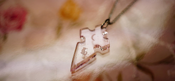 Moon of luck ～ Erbium pink ～ エッジの利いたフラットでシャープなフォルムです。 ラフォルム ガラスジュエリー ガラスアクセサリー