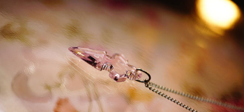 Moon of luck ～ Erbium pink ～ お肌に優しいステンレス製チェーンをお付けしています。 ラフォルム ガラスジュエリー ガラスアクセサリー