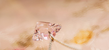 Moon of luck ～ Erbium pink ～ 厚みを抑えたシャープなフォルムです。 ラフォルム ガラスジュエリー ガラスアクセサリー