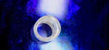 ラフォルム ガラスジュエリー ガラスアクセサリー Silky snow ring 繊細で優しい純白のガラスリング。クリアーをベースに半透明ホワイトと繊細な煌き、さらにリングの内部に「思い出の大切なもの」を封入した世界に一つのメモリアルリングが完成い…