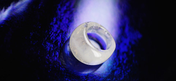 Silky snow ring 繊細な煌き。さらに内部に「思い出の大切なもの」を封入したメモリアルリングとしてお作りいたしました。 ラフォルム ガラスジュエリー ガラスアクセサリー