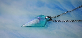 ラフォルム ガラスジュエリー ガラスアクセサリー Aqua blue galaxy 淡いブルーの海に広がる無限の宇宙。透明感のある美しい変形五面体ペンダントに仕上がりました。見る角度や光の当たり方で様々な表情をお楽しみいただける世界にひとつのオリジ…