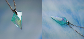 Aqua blue galaxy 変形五面体のフォルムです。 ラフォルム ガラスジュエリー ガラスアクセサリー