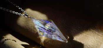 Dreamblue ～ イーリスの虹 / PLATINUM ～ クリアーベースのオリジナル変形八面体ペンダント。 ラフォルム ガラスジュエリー ガラスアクセサリー