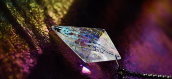 Dreamblue ～ イーリスの虹 / PLATINUM ～ 比率の異なる八面体のシャープなフォルムと、内部のダイクロ偏光ガラスの特筆すべき美しさ!! ラフォルム ガラスジュエリー ガラスアクセサリー