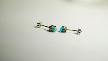 Cute aquamarine eye プラチナ製のピアス金具に設置しております。前作よりもやや緑がかったライトアクアマリンブルーをベースに使用しています。 ラフォルム ガラスジュエリー ガラスアクセサリー