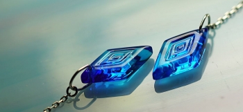 ラフォルム ガラスジュエリー ガラスアクセサリー Blue wave rhombus 頂いたご希望のイメージを表現し、形にした世界にひとつのオリジナルピアスが完成いたしました。気泡を極力含まないようなグラデーション加工を施したプレート状のひし形のフ…