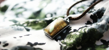 ラフォルム ガラスジュエリー ガラスアクセサリー 愛は時の詩 ～ Oxidation pendant ～ 内部は美しい輝きがあり、表面には流れるようなラメを一筋施しました。ガラス部分の周りは、Silver925素材でチタン風に燻し加工を施しました。…