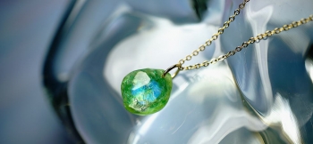 ラフォルム ガラスジュエリー ガラスアクセサリー Mysterious green eyes 光に反射して煌くネコちゃんの瞳をイメージした可愛らしい小振りのメモリアルペンダント。優しいグリーン系の色味。ランダムなカットと内部の煌き、そして暗闇での美…