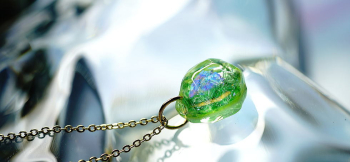 Mysterious green eyes 内部に大切なものを封入加工しています。 ラフォルム ガラスジュエリー ガラスアクセサリー