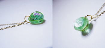 Mysterious green eyes 裏面には文字彫刻を施しました。 ラフォルム ガラスジュエリー ガラスアクセサリー