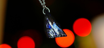 Crystallization galaxy 濃紺をベースにした色合いに、何層もの輝きが神秘的で大変美しいアイスロックカットを施したペンダントです。 ラフォルム ガラスジュエリー ガラスアクセサリー
