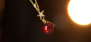ラフォルム ガラスジュエリー ガラスアクセサリー Shine red planet 美しい赤系の色味をベースにし、その内部に煌きを閉じ込めてお作りした見る角度や光の当たり方で表情を変える世界にひとつの球体ペンダントが完成いたしました。お手持ちのチャ…
