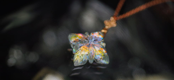 麗しき光の花 煌きを閉じ込めた美しいガラスペンダント。 ラフォルム ガラスジュエリー ガラスアクセサリー