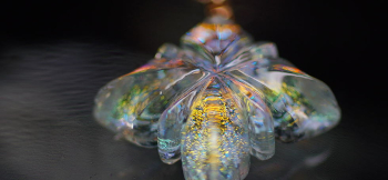 麗しき光の花 見る角度や光の当たり方で無限の表情に変化します。 ラフォルム ガラスジュエリー ガラスアクセサリー