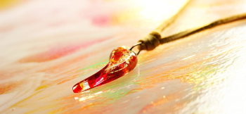 Fire arrowhead 色合いは見る角度や光の当たり方で変化します。 ラフォルム ガラスジュエリー ガラスアクセサリー