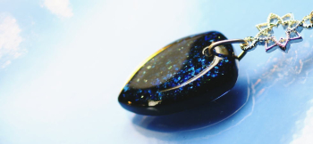 Blue bullet ～ 青い弾丸 ～ 内部に細かなフレーク状のブルーラメが煌きます。 ラフォルム ガラスジュエリー ガラスアクセサリー