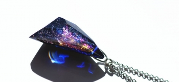 ラフォルム ガラスジュエリー ガラスアクセサリー Polyhedral shine galaxy 銀河の様々な煌きは例えようも無いほど美しい。そんな宇宙に煌く輝きを小さなガラスの結晶の中に表現しました。
立体形の不定形三角形の内部には、様々な色合…