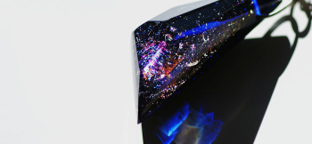 Polyhedral shine galaxy 表面の大胆なカットから差し込む光に反射したラメと透過したブルーの光。 ラフォルム ガラスジュエリー ガラスアクセサリー