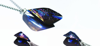 Polyhedral shine galaxy 不定形のフォルムと大胆なカット。 ラフォルム ガラスジュエリー ガラスアクセサリー