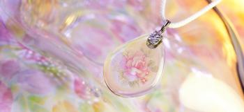 ラフォルム ガラスジュエリー ガラスアクセサリー Naturality ～ やさしさの春 ～ 春色の季節を待つ、優しい気持ちを表現した、可憐で繊細な絵画のようなバラをあしらった、シンプルなドロップタイプペンダントです。クリアーベースの透明感のある逸…