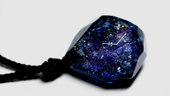 ホロウ 内部に宇宙の星々の煌きを表現した世界にひとつのアイスロックペンダント。 ラフォルム ガラスジュエリー ガラスアクセサリー