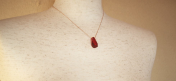 Cutie Crystal 身に着けたイメージ。ピンクゴールド色のチェーン付。 ラフォルム ガラスジュエリー ガラスアクセサリー