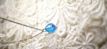 ラフォルム ガラスジュエリー ガラスアクセサリー Sea of shine MINI 優しいブルーのグラデーションと煌き。小ぶりで可愛らしいドロップタイプペンダントが完成いたしました。暗闇でも神秘的なブルーの蓄光をお楽しみいただけます。