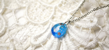 Sea of shine MINI 小ぶりのトップにブルーのグラデーションと細かな煌き。 ラフォルム ガラスジュエリー ガラスアクセサリー