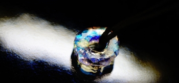 ラフォルム ガラスジュエリー ガラスアクセサリー SPARKLING FROZEN CIRCLE 凍りついた大地に、光を反射し美しく煌く氷の輪。リング状のトップの表面全体に、ランダムなアイスロックカットを施し、内部には見る角度や光の当たり方で様々な…