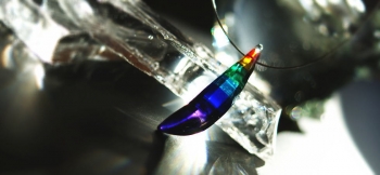 ラフォルム ガラスジュエリー ガラスアクセサリー Rainbow sword 剣(つるぎ)のフォルムをイメージし、7色の虹色をグラデーションに表現しました。光を透過させますとグラデーションの色合いが美しい光となってこぼれます。細身のステンレスワイヤ…
