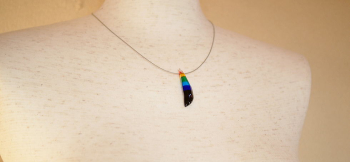 Rainbow sword 身に着けたイメージ。 ラフォルム ガラスジュエリー ガラスアクセサリー