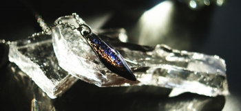 ラフォルム ガラスジュエリー ガラスアクセサリー Brilliant fang Ⅱ ブラックベースの格好良いペンダントです。フォルムは牙をイメージして、内部にはブルーやゴールドに輝くラメが大変美しく輝きます。太陽光の下では一層美しいのでお試し頂きた…