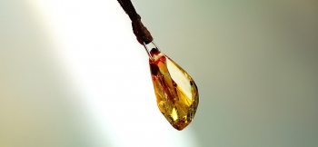 ラフォルム ガラスジュエリー ガラスアクセサリー Glass candy 思わず美味しそうと思ってしまいそうな、キャンディーのようなガラスペンダントです。色合いは琥珀色に少しのレッドを差し色として施しました。全体にランダムなアイスロックカットを施し…