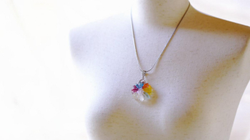 恋ごころ夢の花 胸元を彩ります。ステンレスチェーン仕様。 ラフォルム ガラスジュエリー ガラスアクセサリー
