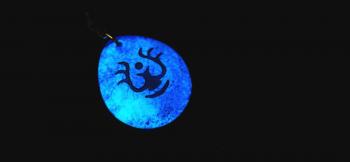 ラフォルム ガラスジュエリー ガラスアクセサリー 天空からの贈り物 ～ ライトブルー ～ 『天空からの贈り物』と同様ですが、全体に円形に近い丸みのあるフォルムで、色合いが少しだけ淡いライトブルーをベースにいたしました。蓄光加工の光が強めに光ります。…