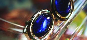 ラフォルム ガラスジュエリー ガラスアクセサリー OVAL BLUE(カフス) ブルーをベースにした、楕円形のフォルムの素敵なコラボカフスです。楕円形のシルバー色の金具を使用しました。ガラス部分はコバルトブルーベースで、美しいブルーに輝くラメを施し…