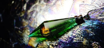 ラフォルム ガラスジュエリー ガラスアクセサリー Eternal evergreen crystal 六角錐水晶のようなスタイリッシュで存在感のある美しい結晶フォルム。ガラスの内部に「思い出の大切なもの」を封入した世界にひとつのオリジナルメモリアル…