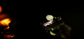 Luminous Fragment 透明色をベースに気泡加工と蓄光加工を施しています。 ラフォルム ガラスジュエリー ガラスアクセサリー